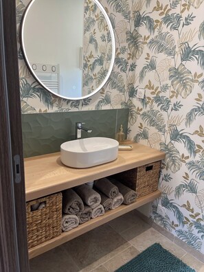 Bathroom - Vrbo Property (Bayeux)