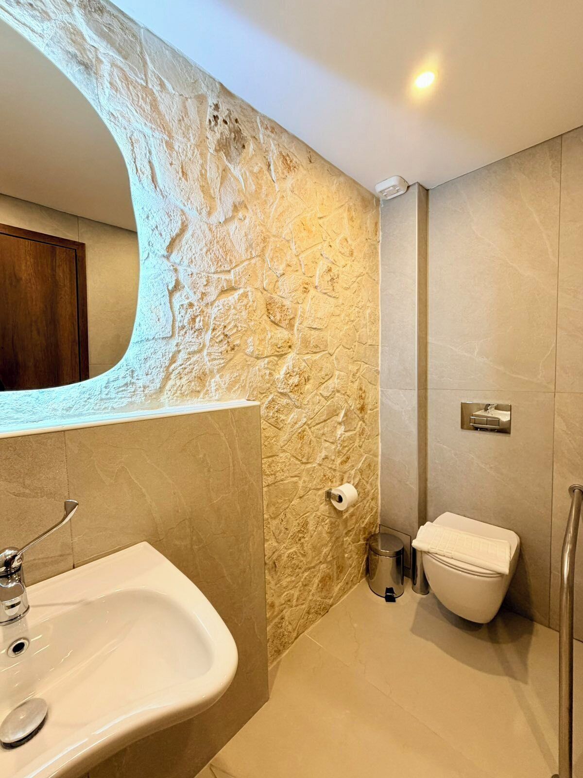 Dusche, umweltfreundliche Kosmetikartikel, Haartrockner, Handtücher