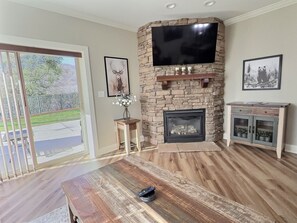 Interior - UPDATED Downtown Gatlinburg on the strip, Heated Pool, Hot tub (Gatlinburg)