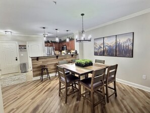 Dining - UPDATED Downtown Gatlinburg on the strip, Heated Pool, Hot tub (Gatlinburg)
