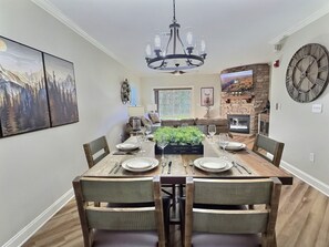 Dining - UPDATED Downtown Gatlinburg on the strip, Heated Pool, Hot tub (Gatlinburg)
