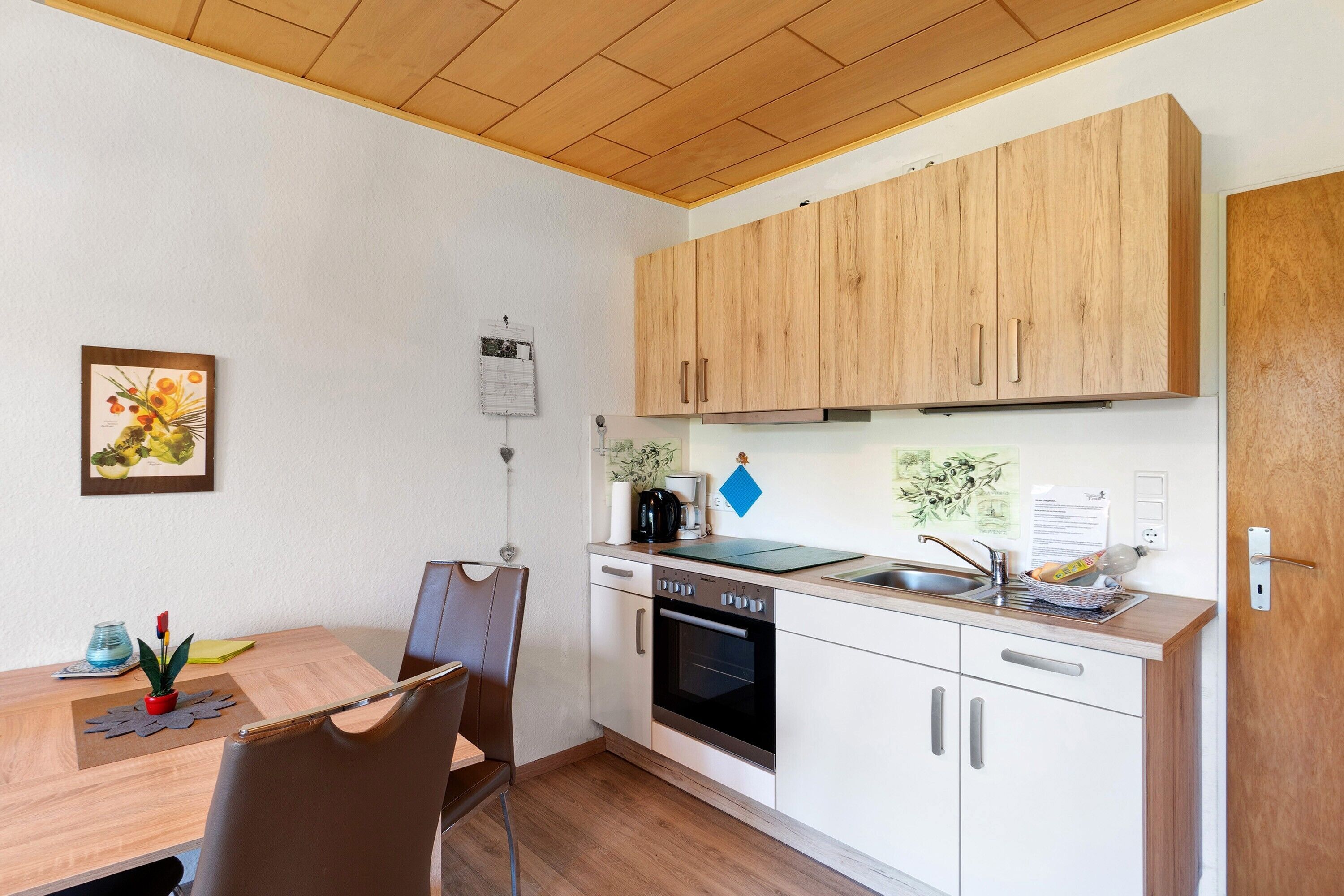 Wasserkocher mit Kaffee-/Teezubehör, Kühlschrank, Mikrowelle, Ofen