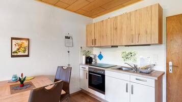 Wasserkocher mit Kaffee-/Teezubehör, Kühlschrank, Mikrowelle, Ofen