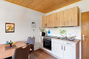 Wasserkocher mit Kaffee-/Teezubehör, Kühlschrank, Mikrowelle, Ofen