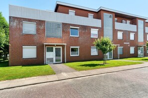 Exterior - Apartment 'In The House Juist' with Private Terrace and Wi-Fi (Dornum)