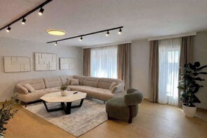 Living area - 4-br Villa, Sleeps 16 With Hot Tub, Pool & Parking (Vrsar)