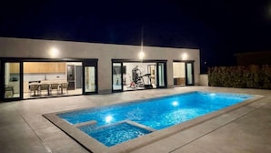 A modern house with a swimming pool, a kitchen, and a gym area. - 4-br Villa, Sleeps 16 With Hot Tub, Pool & Parking (Vrsar)