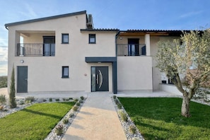 Exterior - 4-br Villa, Sleeps 16 With Hot Tub, Pool & Parking (Vrsar)