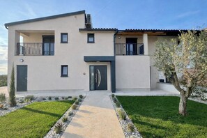 Exterior - 4-br Villa, Sleeps 16 With Hot Tub, Pool & Parking (Vrsar)