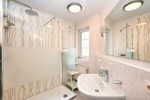 Shower, hair dryer - Rosengrund O3 vacation apartment in Büsum - comfort & relaxation for the whole family (Büsum)