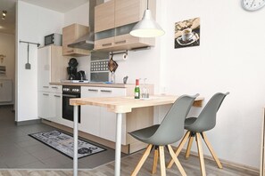 Frigorífico, microondas, horno y placa de cocina