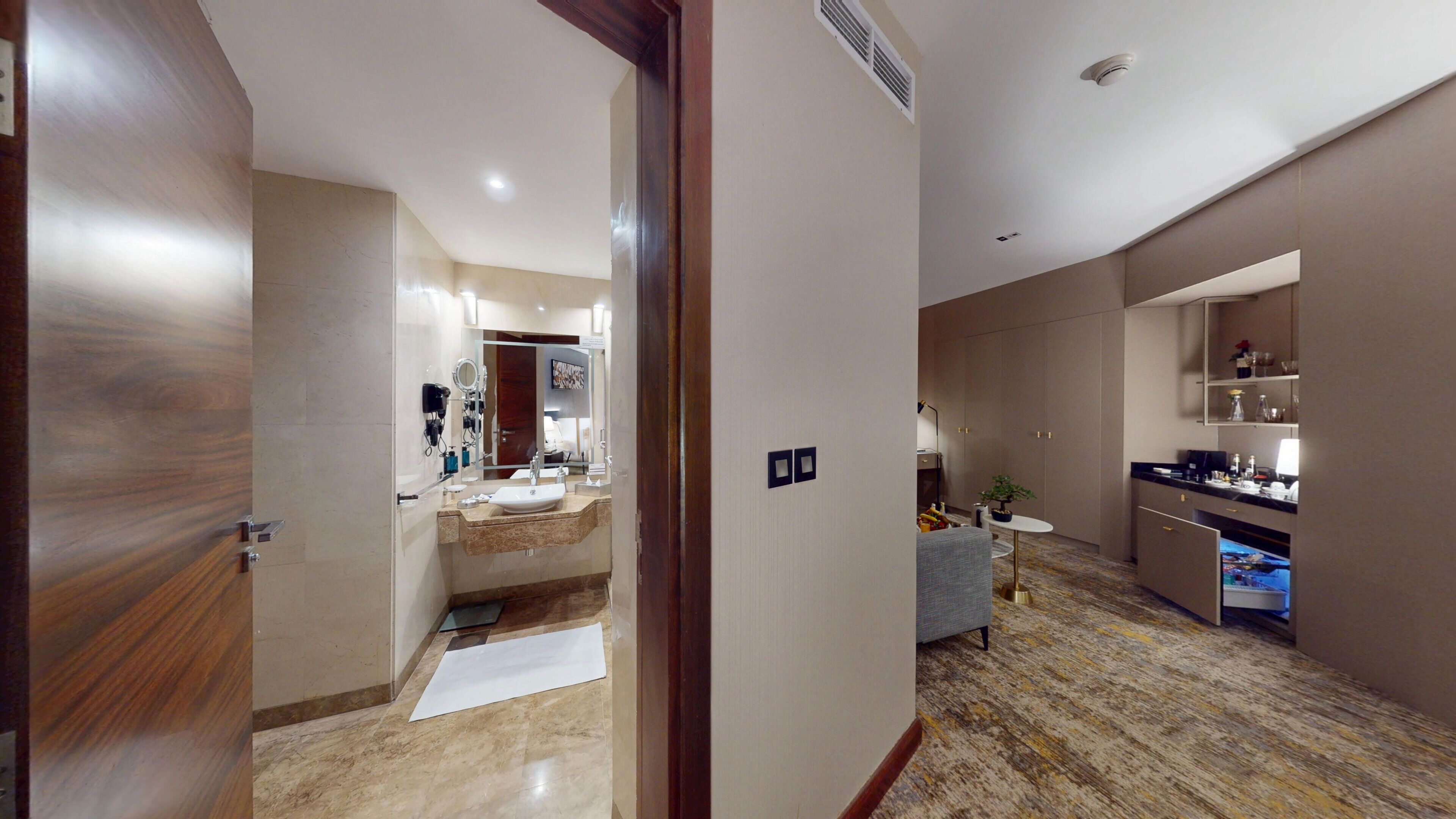 Deluxe-studio, kaupunkinäköala | Kylpyhuone | Erillinen kylpyamme ja suihku, ilmaiset hygieniatuotteet