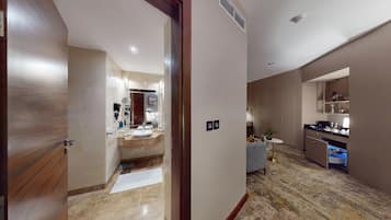 Deluxe-studio, kaupunkinäköala | Kylpyhuone | Erillinen kylpyamme ja suihku, ilmaiset hygieniatuotteet