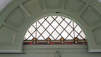 Una ventana con un diseño de diamante y detalles decorativos.