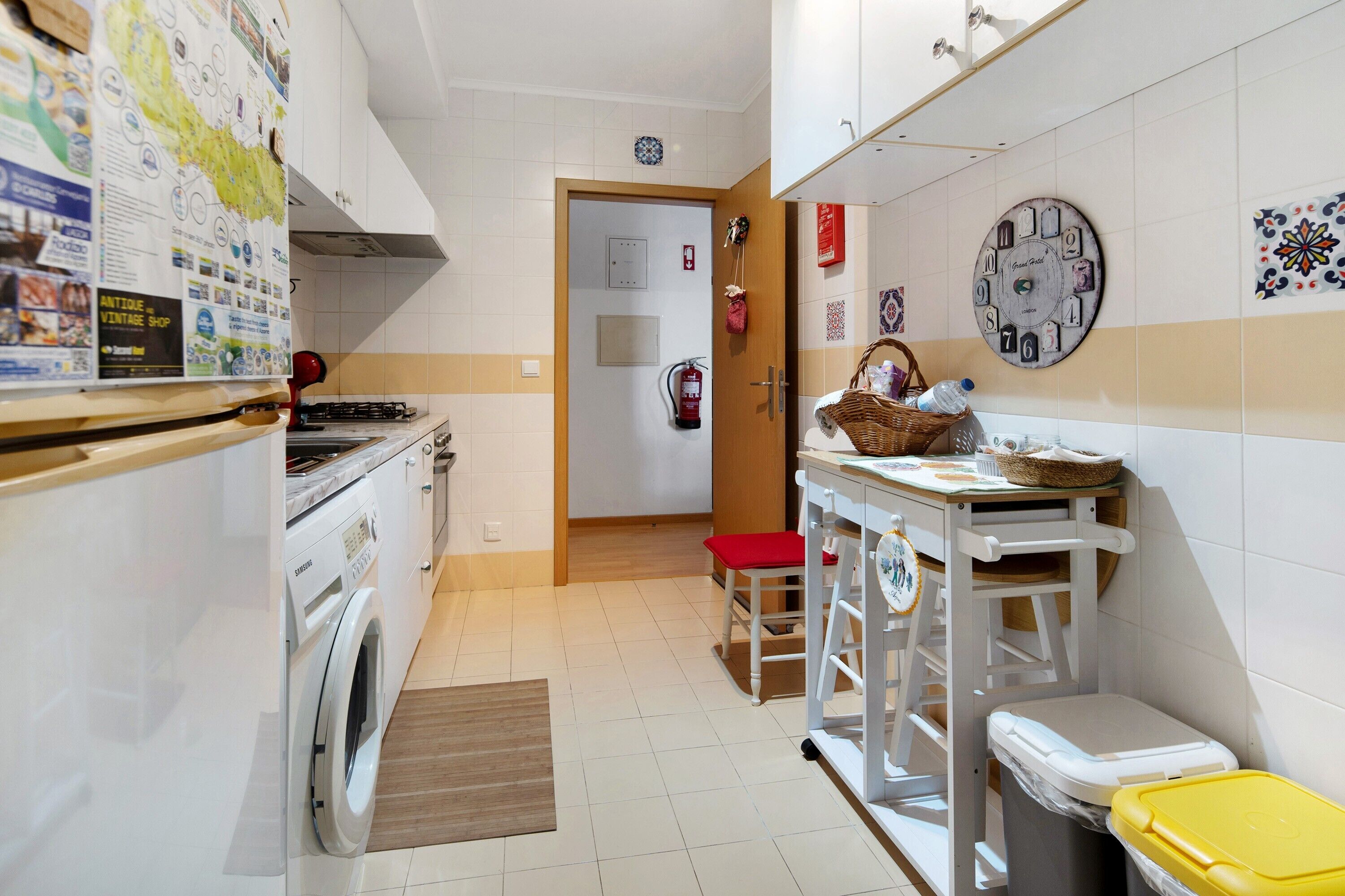 Réfrigérateur, four à micro-ondes, un four, surface de cuisson