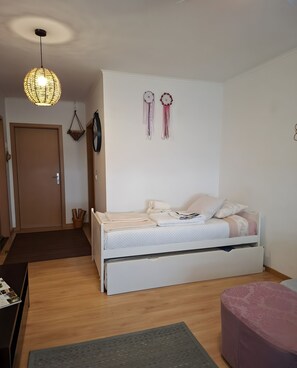 Iron/ironing board, WiFi, bed sheets - Apartment 'Ocean View Flat' with Sea View, Shared Garden and Wi-Fi (Sao Roque)