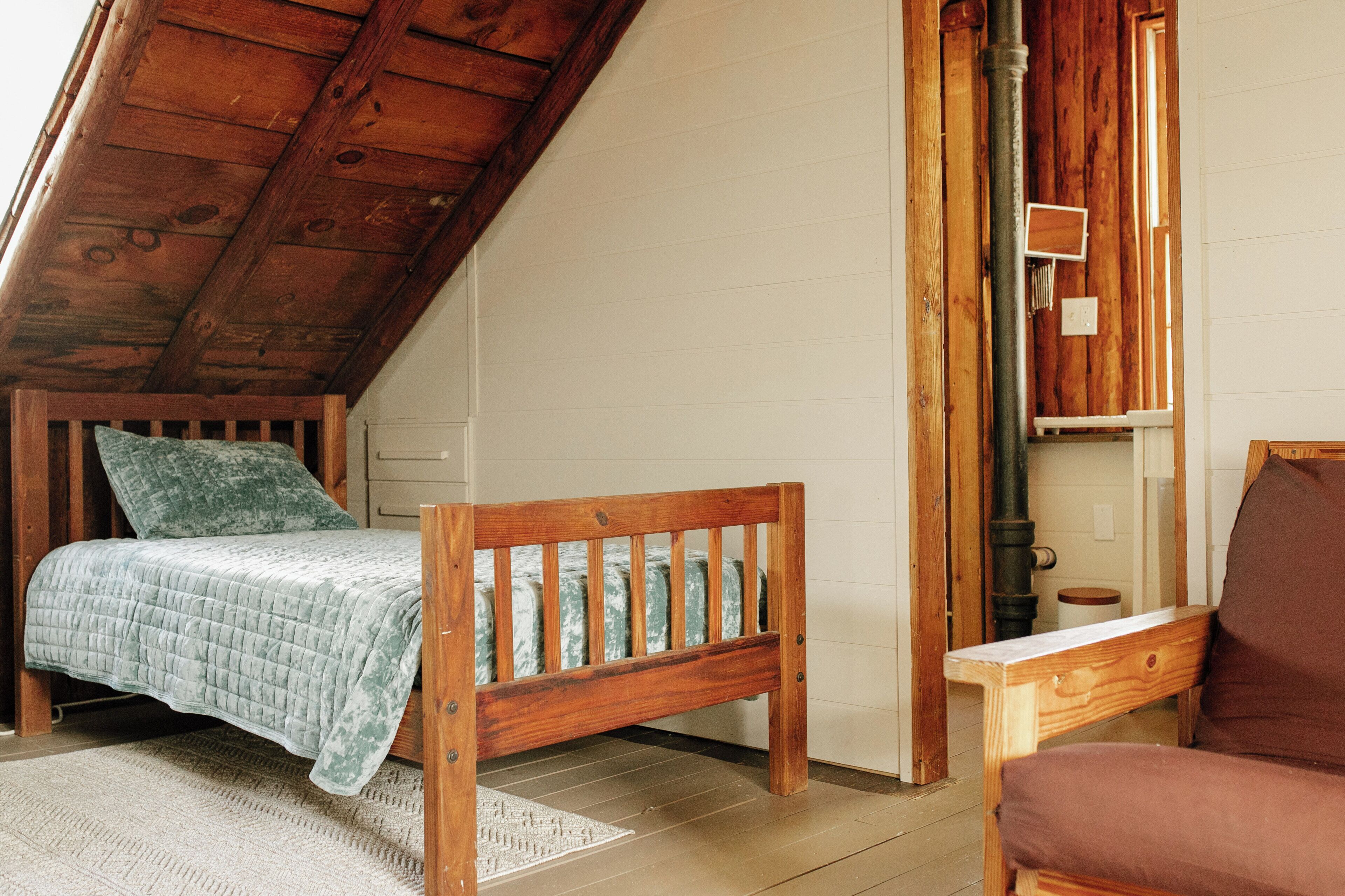 Travel crib, free WiFi, bed sheets