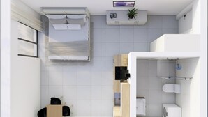 Een moderne, compacte hotelkamer met een bed, een kitchenette, een badkamer met toilet en wastafel, en een groot raam.
