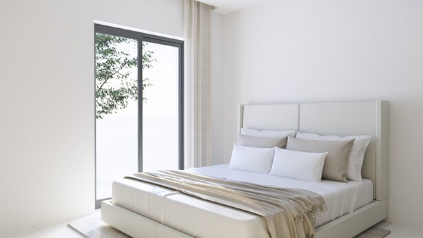 Een moderne slaapkamer met een groot raam, een bed met witte lakens en een neutraal kleurenpalet.