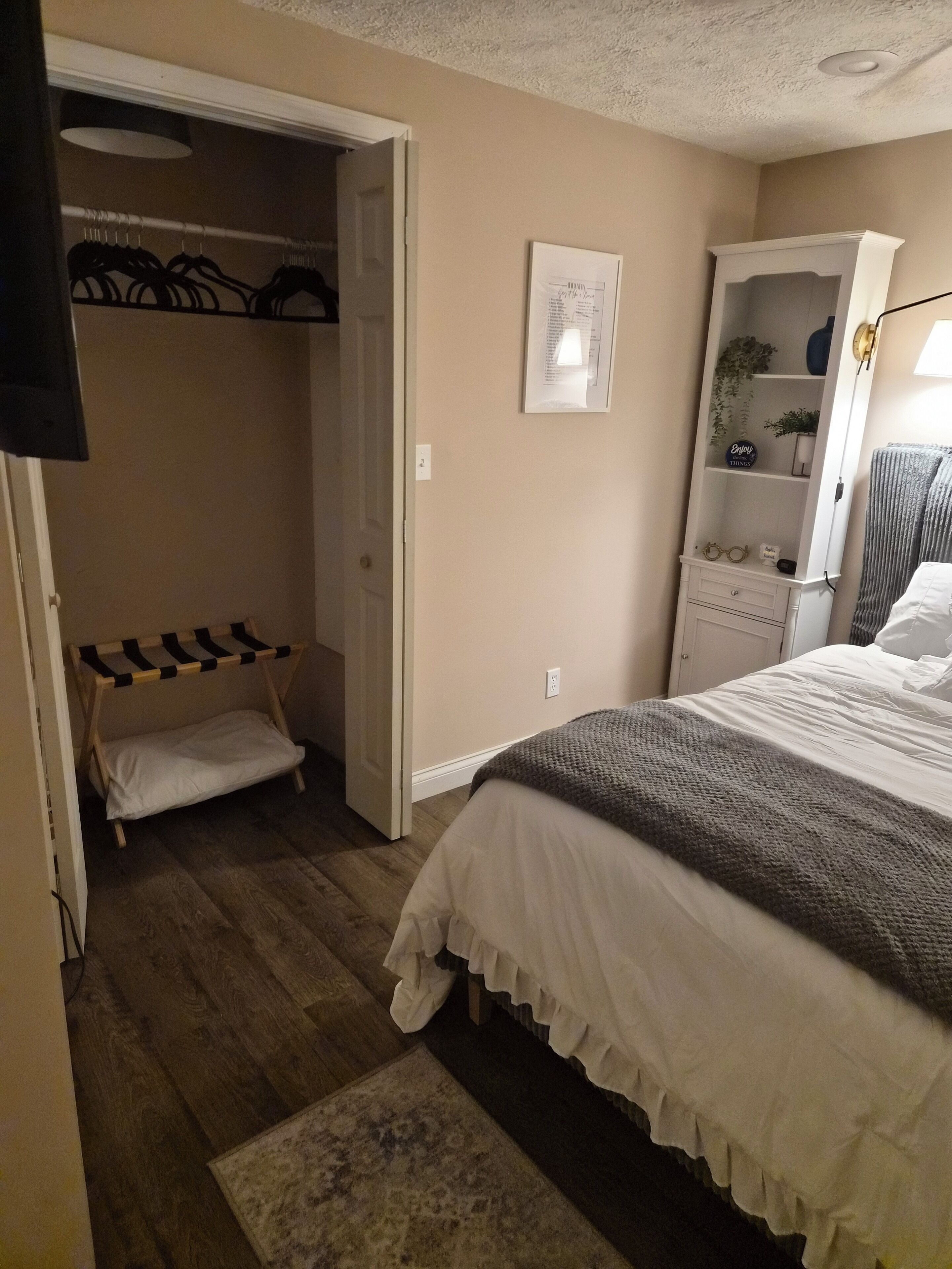 Iron/ironing board, WiFi, bed sheets