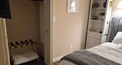 5th Street Hideaway - Cozy River Town Retreat