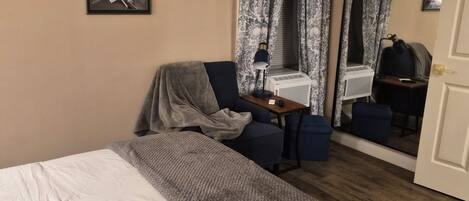 Tabla de planchar con plancha, wifi y ropa de cama