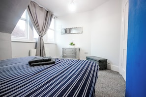 Iron/ironing board, WiFi, bed sheets - Vibrant Apt Sleeps 6 With Free Parking (Folkestone)
