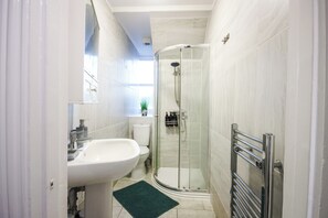 Secador de pelo, toallas, jabón, papel higiénico
