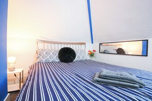 Tabla de planchar con plancha, wifi y ropa de cama 