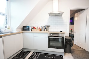 Private kitchen - Vibrant Apt Sleeps 6 With Free Parking (Folkestone)