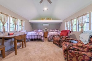 2 habitaciones, cuna de viaje y ropa de cama