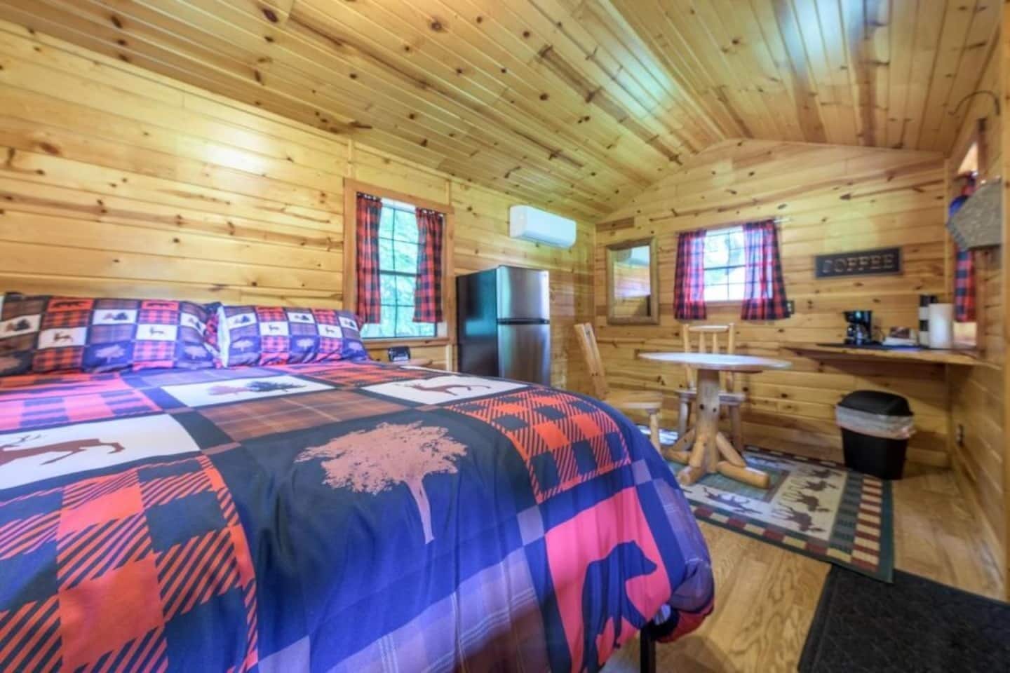 2 habitaciones, cuna de viaje y ropa de cama 