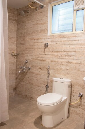 Shower, free toiletries, hair dryer, towels - YC Grand Mystic Premier (Bengaluru)