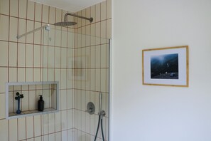 Een douche, een haardroger, handdoeken, zeep