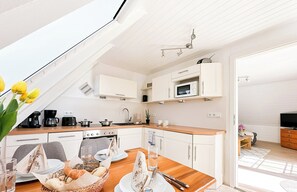 Fridge, microwave, oven, stovetop - Ringwall 108A - Holiday home on the Duhner Heide (Cuxhaven)