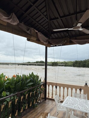 Outdoor dining - Orchha Resort- by the river (Orchha)