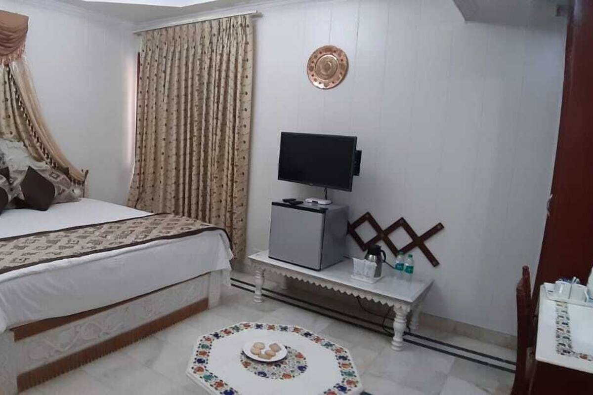 Deluxe Room, 1 King Bed | Living area