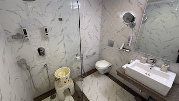 Chambre Deluxe, 1 trÚs grand lit | Salle de bain | Douche, douche à « effet pluie », articles de toilette gratuits