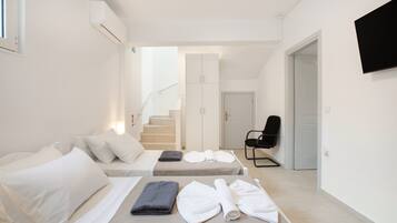 Iron/ironing board, WiFi, bed sheets