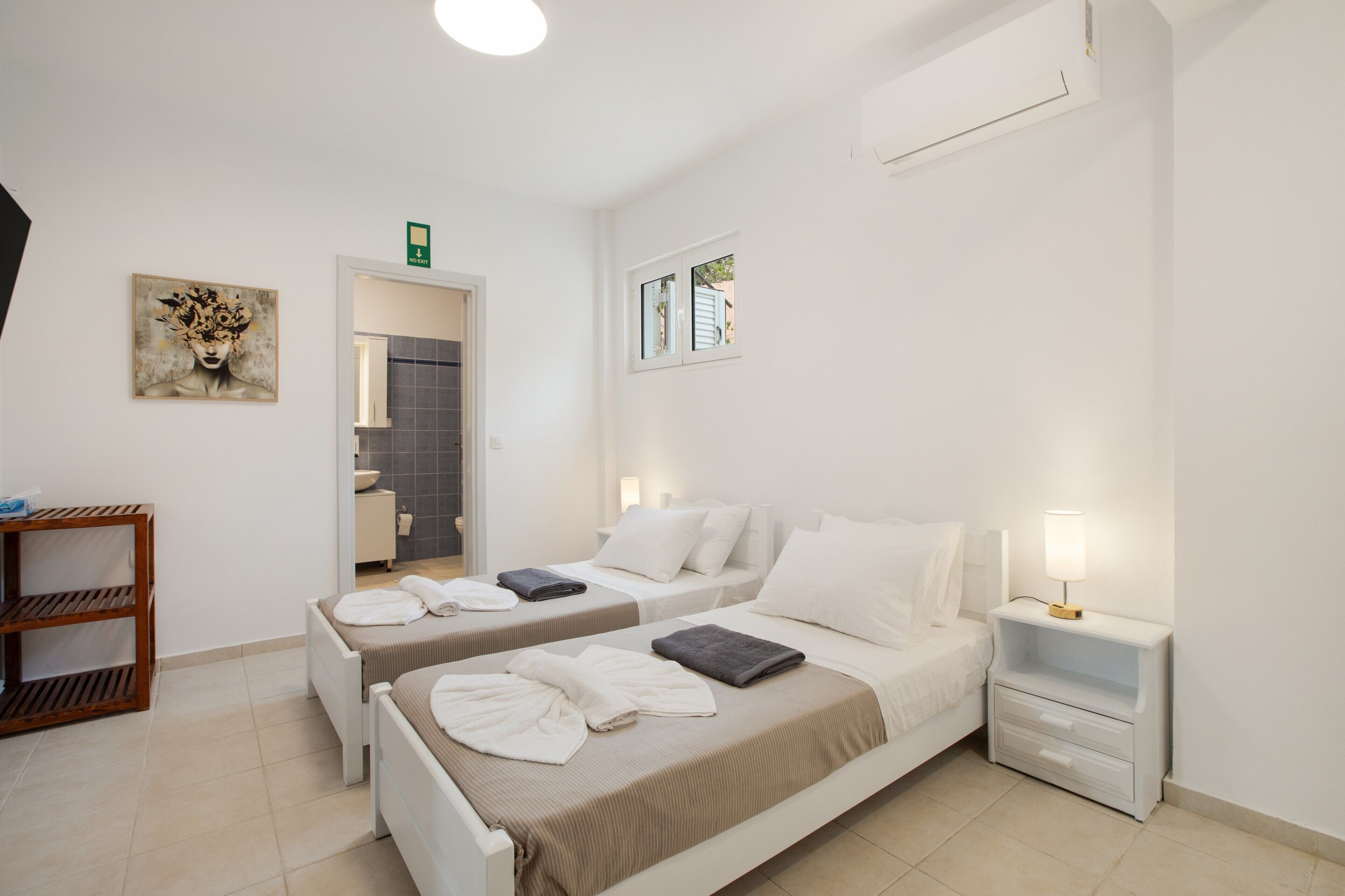 Iron/ironing board, WiFi, bed sheets
