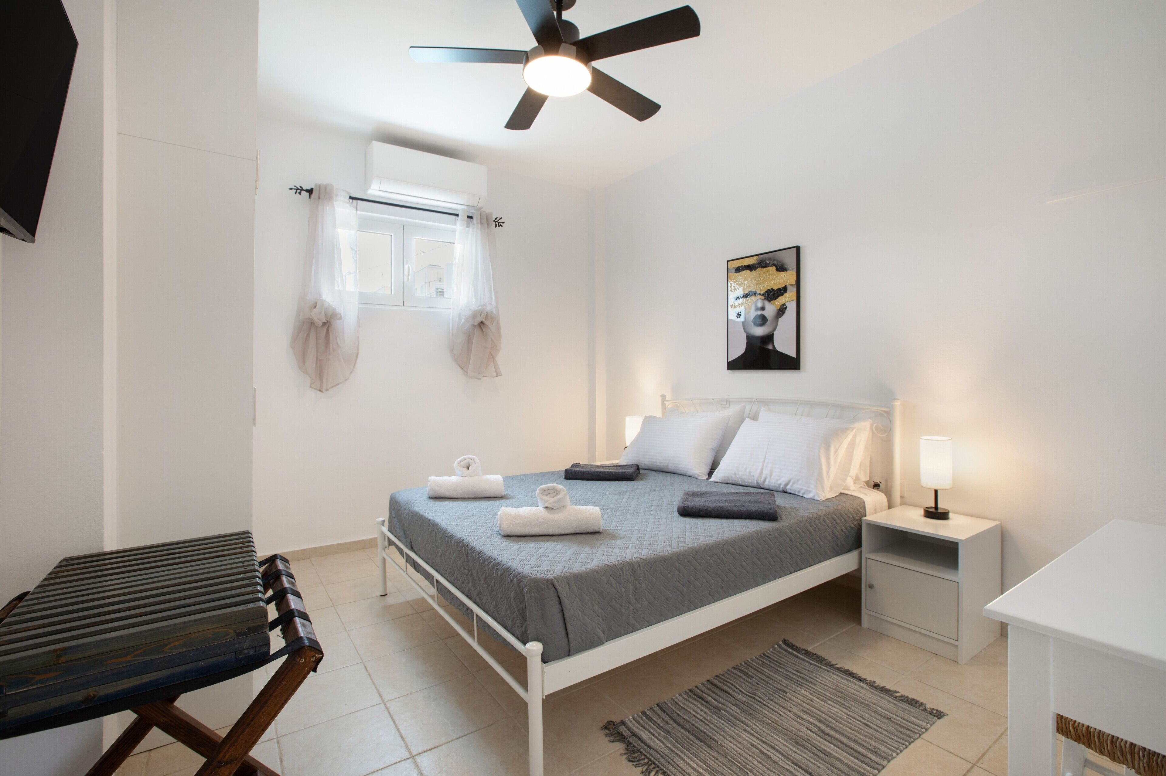 Tabla de planchar con plancha, wifi y ropa de cama 