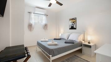 Tabla de planchar con plancha, wifi y ropa de cama
