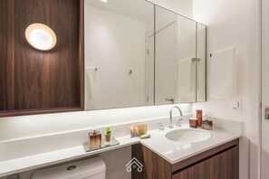 Secador de pelo, toallas, jabón y papel higiénico