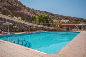 Pool - Vacation Apartment 'Apto Sunset Ocean View' with Sea View, Wi-Fi and Air Conditioning (Costa Adeje)