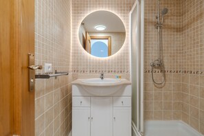 Shower, hair dryer, towels - Vacation Apartment 'Apto Sunset Ocean View' with Sea View, Wi-Fi and Air Conditioning (Costa Adeje)
