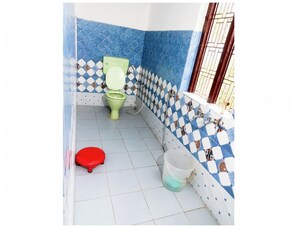 Shower, rainfall showerhead, slippers, towels - Hotel Geeta Palace (Rudraprayag)