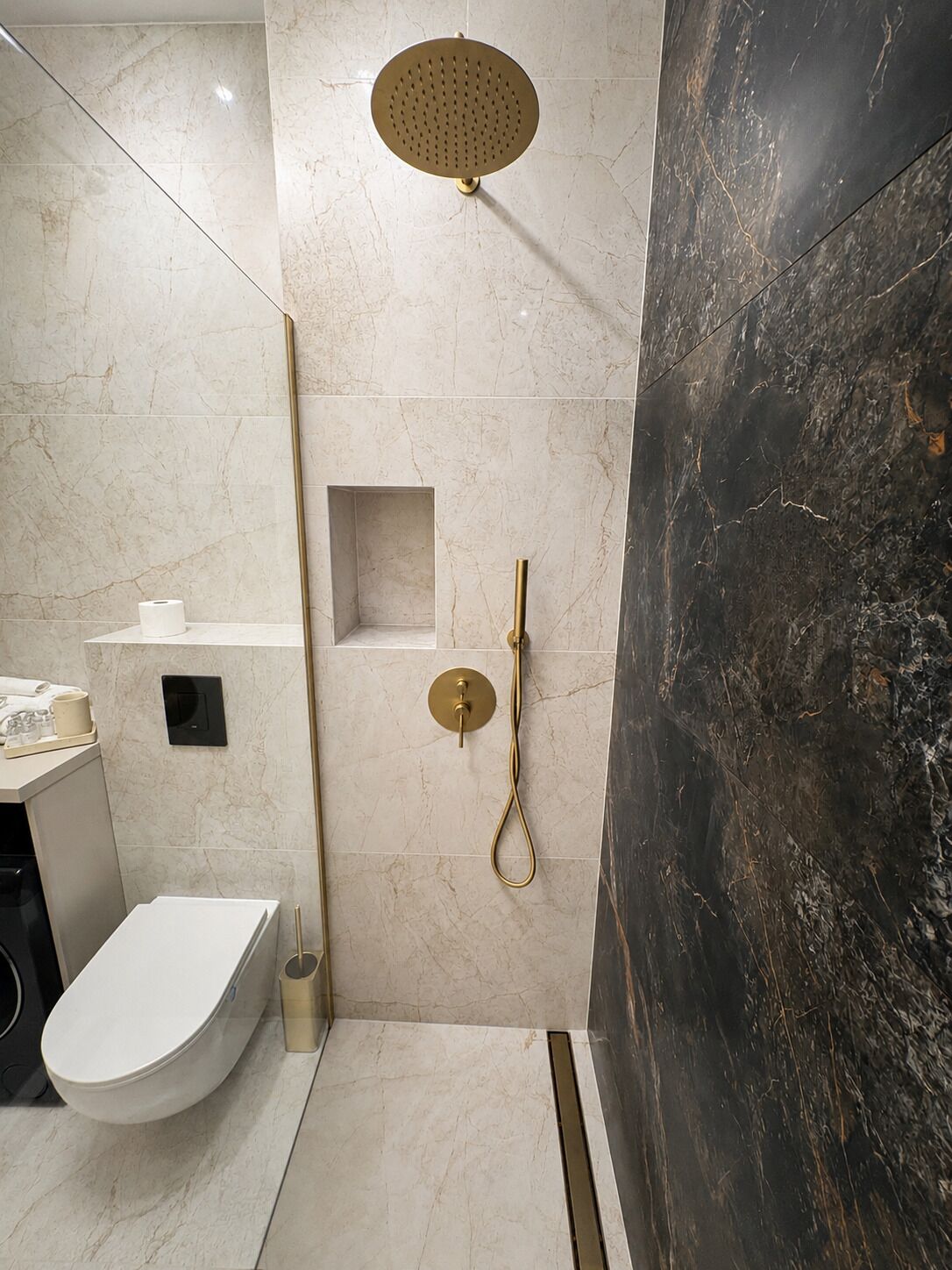 Douche, séchoir à cheveux, serviettes fournies, savon