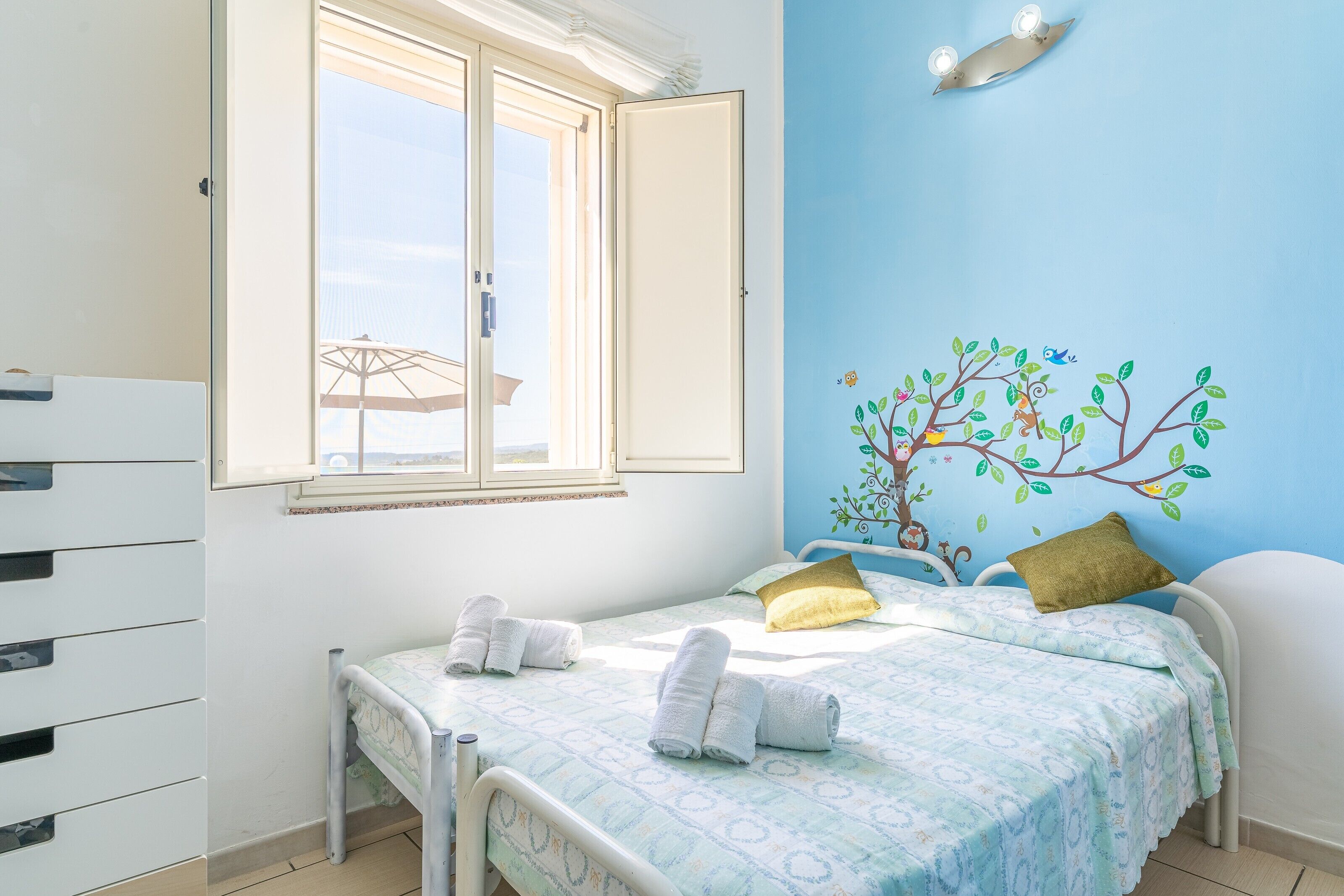 Iron/ironing board, WiFi, bed sheets