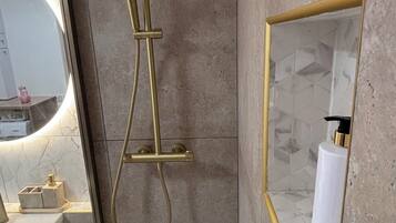 Serviettes fournies, savon, papier toilette