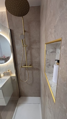 Towels, soap, toilet paper. Cosy apartment with balcony 15 min Paris 10 min Orly